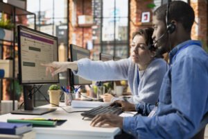 ilustração representando aumento de demanda em um SAC escalável