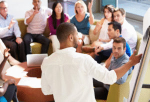 Treinamento para call center com equipe em capacitação contínua para reduzir turnover e aumentar retenção