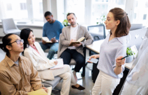 Treinamento baseado em dados para call center com análise de métricas e monitoria de atendimento