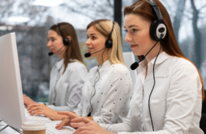 Alta performance em contact center com equipe acompanhando indicadores e liderança estratégica em reunião operacional