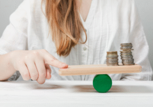 Equipe de contact center analisando indicadores financeiros para redução de custos com qualidade no atendimento