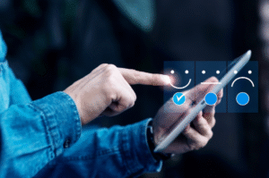 Atendente de contact center realizando atendimento humanizado que fortalece a experiência do cliente e a percepção da marca