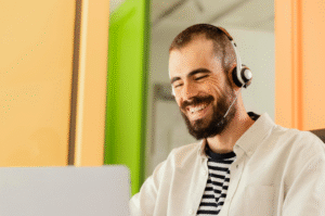 Painel de inteligência de mercado no contact center analisando dados estratégicos de atendimento