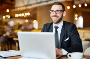 Dashboard com indicadores estratégicos no atendimento analisados por executivos