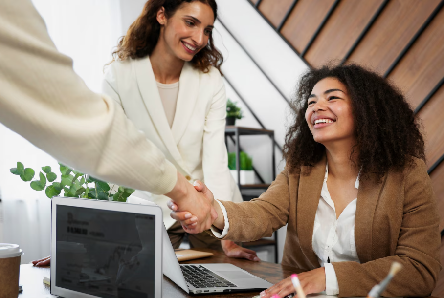 A retenção no atendimento começa exatamente onde muitos enxergam apenas problema: na reclamação. Embora a insatisfação pareça um risco imediato, ela também representa uma oportunidade estratégica de fidelização. Afinal, clientes que reclamam ainda desejam solução. Portanto, quando a empresa responde com inteligência, empatia e agilidade, a experiência negativa pode se transformar em vínculo fortalecido. Em vez de temer a crise, organizações maduras aprendem a utilizá-la como ferramenta de crescimento. A psicologia do cliente e a retenção no atendimento Para fortalecer a retenção no atendimento, é essencial compreender a psicologia do cliente insatisfeito. Em primeiro lugar, a maioria das reclamações nasce da frustração de expectativa. O cliente esperava algo — prazo, qualidade, resposta — e não recebeu. Além disso, quando decide reclamar, ele busca reconhecimento emocional antes da solução técnica. Ou seja, quer ser ouvido. Se a empresa responde com frieza ou script engessado, a insatisfação aumenta. Por outro lado, quando há validação do sentimento e clareza na comunicação, a tensão diminui. Consequentemente, o cliente passa da postura defensiva para a postura colaborativa. Técnicas de reversão para fortalecer a retenção no atendimento Transformar problema em oportunidade exige método. A retenção no atendimento depende de algumas práticas essenciais. Primeiramente, escuta ativa real. Isso significa não interromper e demonstrar compreensão. Em seguida, validação emocional: reconhecer o impacto causado, mesmo que o erro não tenha sido intencional. Além disso, é fundamental oferecer solução clara e objetiva. Sempre que possível, com prazo definido. Por fim, o acompanhamento pós-resolução faz diferença. Quando a empresa retorna para confirmar que tudo foi resolvido, demonstra compromisso. Dessa forma, a experiência negativa pode se converter em confiança ampliada. Treinamento para tratamento de crise no atendimento A retenção no atendimento não acontece por improviso. Ela exige preparo. Portanto, equipes precisam ser treinadas para lidar com situações de tensão. Isso inclui: Controle emocional Comunicação empática Técnicas de negociação Gestão de objeções Autonomia para resolver problemas Além disso, líderes devem simular cenários críticos em treinamentos. Assim, quando a situação real ocorrer, o operador estará mais seguro. Consequentemente, a resposta será mais rápida e assertiva. Como medir retenção no atendimento e recuperação de clientes Para que a retenção no atendimento seja estratégica, ela precisa ser mensurável. Alguns indicadores relevantes incluem: Taxa de cancelamento após reclamação Percentual de clientes recuperados NPS pós-reclamação Recompra após resolução de problema Tempo médio de resolução de crise Além disso, analisar reincidência ajuda a identificar se o problema foi realmente solucionado. Sem medição, a percepção pode ser ilusória. Com dados claros, a empresa entende o impacto real das ações de recuperação. Atendimento como ferramenta estratégica de retenção Quando estruturado corretamente, o atendimento deixa de ser apenas reativo. Pelo contrário, torna-se ferramenta ativa de retenção. A retenção no atendimento ocorre quando a empresa antecipa riscos, identifica sinais de insatisfação e age antes do cancelamento. Além disso, operadores treinados conseguem perceber mudanças de comportamento durante a interação, como hesitação ou insegurança. Portanto, o atendimento passa a atuar como linha de defesa contra churn. Empresas que enxergam essa área apenas como suporte perdem oportunidade valiosa de fidelização. Conclusão A retenção no atendimento é construída justamente nos momentos mais críticos da jornada do cliente. Embora a reclamação pareça ameaça, ela pode ser ponto de virada. Quando tratada com empatia, agilidade e estratégia, fortalece confiança. Portanto, a pergunta não é como evitar reclamações. A pergunta é: sua operação está preparada para transformar crise em fidelização?