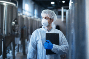 Equipe de atendimento técnico industrial analisando ficha técnica em operação de SAC indústria química com foco em segurança e conformidade