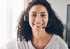 Equipe de SAC terceirizado avaliando indicadores e tecnologia para escolher call center