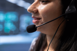 Equipe de SAC terceirizado analisando métricas e atendendo clientes de forma profissional