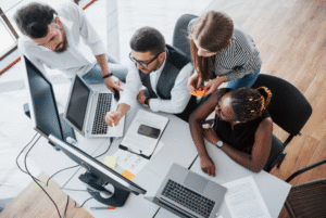 Equipe de BPO especializado por segmento executando atendimento personalizado e eficiente