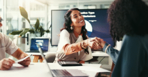 Equipe de BPO de atendimento ao cliente operando com eficiência e monitoria de processos