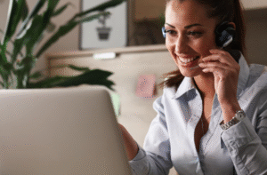 Operação de SAC terceirizado com equipe atendendo clientes em ambiente profissional e monitorado