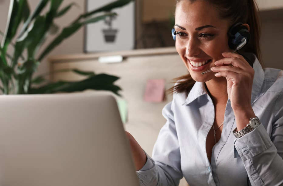 Operação de SAC terceirizado com equipe atendendo clientes em ambiente profissional e monitorado