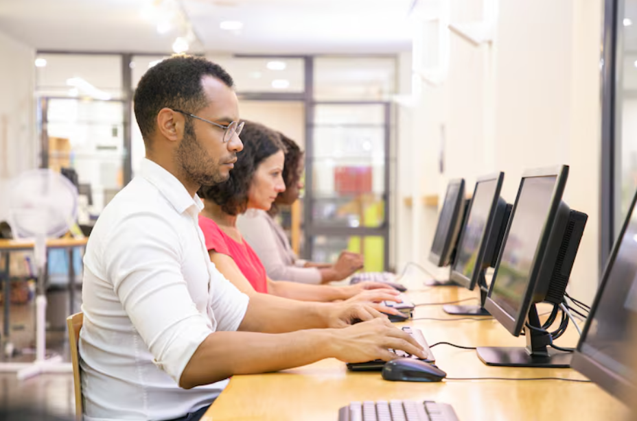Equipe de SAC para empresas B2B atendendo clientes corporativos