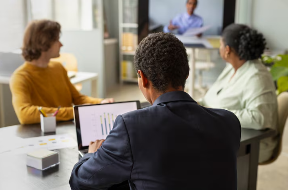 Gestores apresentando resultados de treinamento para atendimento à diretoria