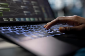 Comparação entre software sob medida e sistema pronto para empresas